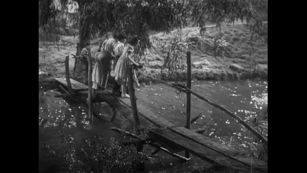 Fille Sur Pont Bois Jetant Chaussure Dans Rivière Années 1940 — Video