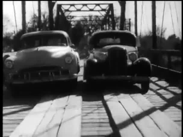Δύο Αυτοκίνητα Που Προσπαθούν Περάσουν Στην Ξύλινη Γέφυρα 1960 — Αρχείο Βίντεο
