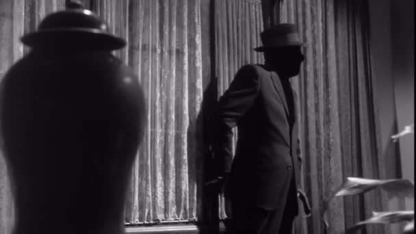 Таинственный Человек Входит Дом Поднимается Наверх 1950 — стоковое видео