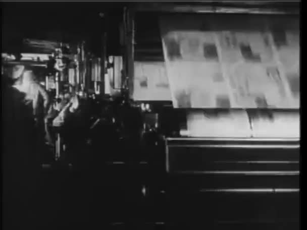 Hommes Exécutant Des Presses Imprimer Années 1930 — Video