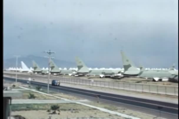 Ζουμ Για Πουλμανάκι Που Κινείται Στο Δρόμο Κοντά Στο Αεροδρόμιο — Αρχείο Βίντεο