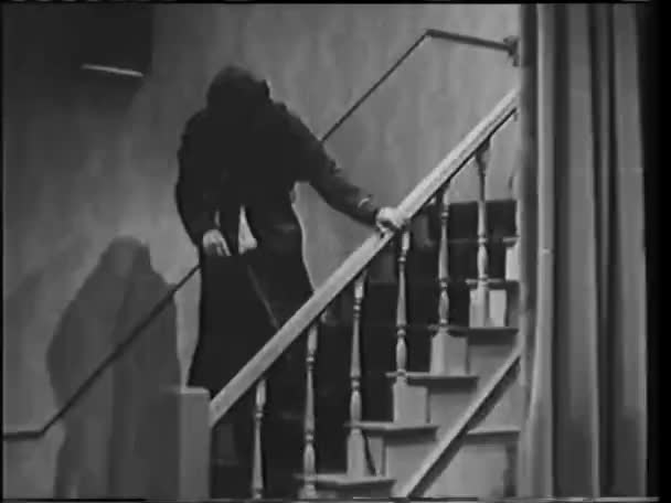 Mulher Gritando Com Pessoa Vestida Preto Tropeçando Starircase 1940 — Vídeo de Stock