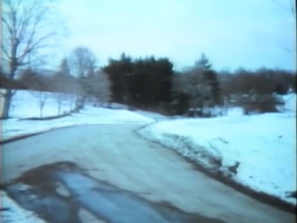 Longo Tiro Carro Dirigindo Estrada Rural Inverno 1970 — Vídeo de Stock