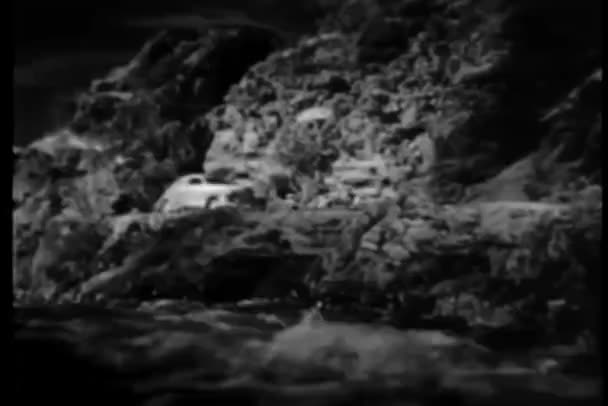 1940S Auto Uitwijken Road Rivier — Stockvideo