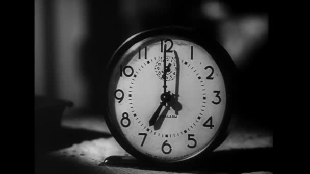 Сонный Человек Переворачивает Будильник Утра 1940 Годов — стоковое видео