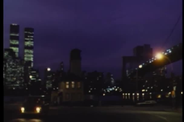 Dodávka Přijíždí Skladu Poblíž Brooklynského Mostu Noci — Stock video