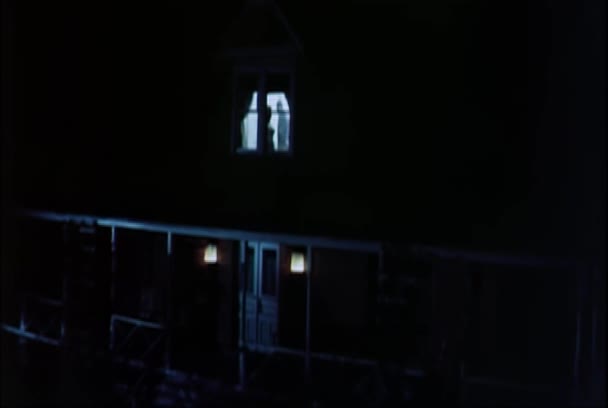 Erkek Kadın Ikinci Kat Penceresi Öpüşme Içinde Yakınlaştır — Stok video