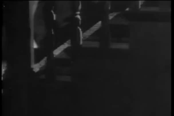Mittlere Aufnahme Einer Frau Die Langsam Treppen Hinaufgeht — Stockvideo