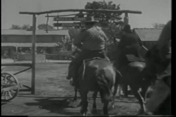 牛仔骑马到牧场上的后视图 — 图库视频影像