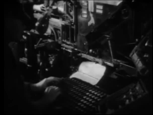 Montagem Trabalhadores Operando Imprensa 1950 — Vídeo de Stock