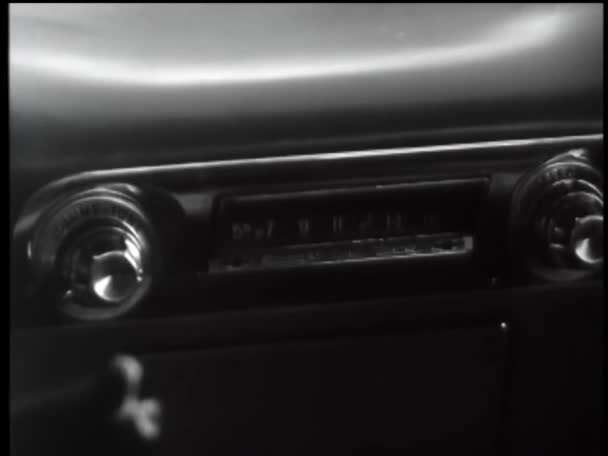 1960年代妇女调整汽车收音机音量的情况 — 图库视频影像