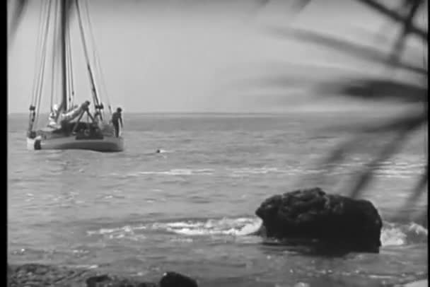 Weitschuss Von Männern Auf Boot Die Ins Meer Springen — Stockvideo