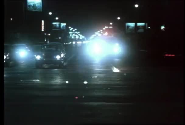 Mentő Város Utcai Éjszakai Vezetéskor 1970 Években — Stock videók