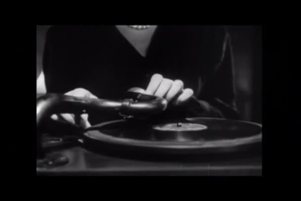 Κοντινό Πλάνο Χεριών Που Τοποθετούν Βελόνα Στο Αρχείο 1940 Συνδυασμενο — Αρχείο Βίντεο
