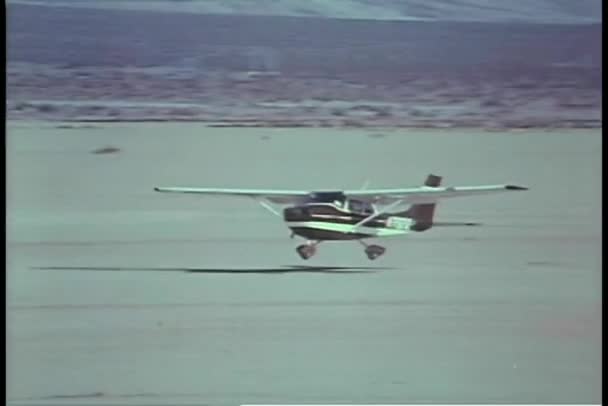 Pequeno Avião Pousando Deserto — Vídeo de Stock