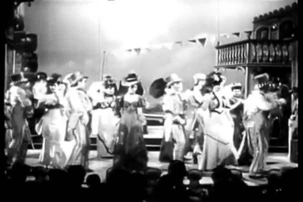 Актори Костюмах Танцюють Співають Сцені — стокове відео