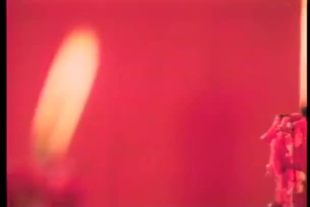 クローズ アップ燃えるろうそくの前部の 赤い背景 — ストック動画