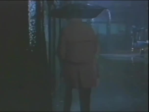 Yağmurlu Mevsimde Gece Vakti Kaldırımda Şemsiyeli Bir Adamın Yürüdüğü Arka — Stok video