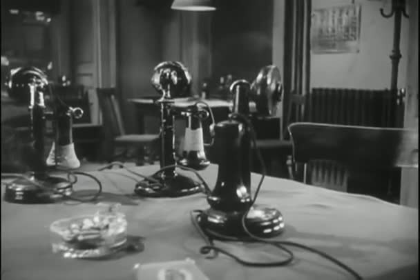 组的桌上的老式电话 — 图库视频影像