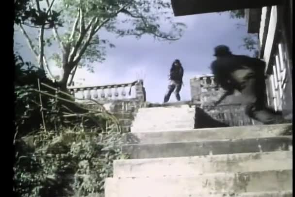Χαμηλή Απλής Άποψη Των Στρατιωτών Που Μάχεται Για Την Σκάλα — Αρχείο Βίντεο