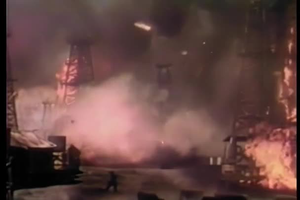 Szeroko Strzał Dobrze Oleju Pożaru Rafinerii Ropy Naftowej — Wideo stockowe