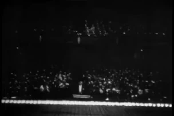 Κοινό Στα Καθίσματα Ορχήστρα Χειροκροτούν Αυλαία Σταγόνες — Αρχείο Βίντεο