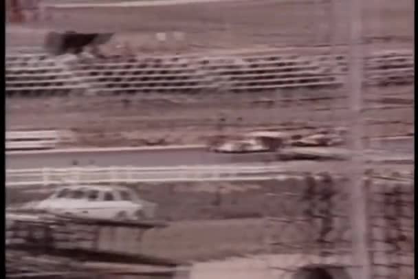 Ρετρό Παλαιωμένο Βίντεο Του Car Αγώνα — Αρχείο Βίντεο