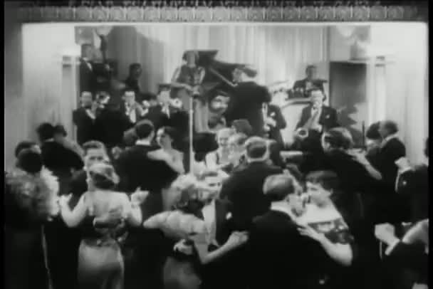 Μεγάλη Shot Ζευγάρια Χορεύουν Νυχτερινό Κέντρο Διασκέδασης — Αρχείο Βίντεο