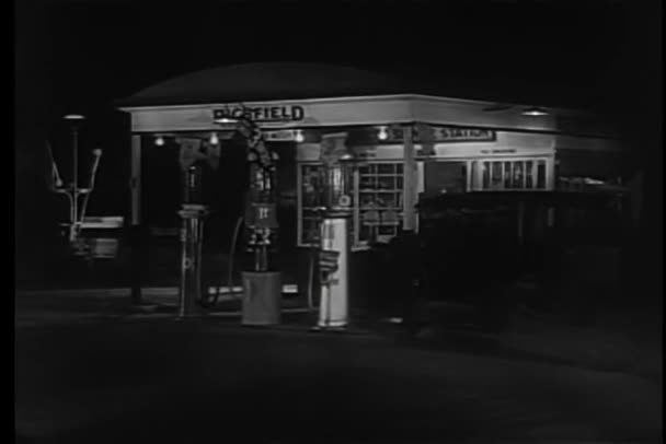 Ampla Tiro 1930 Carro Entrando Posto Gasolina Noite — Vídeo de Stock