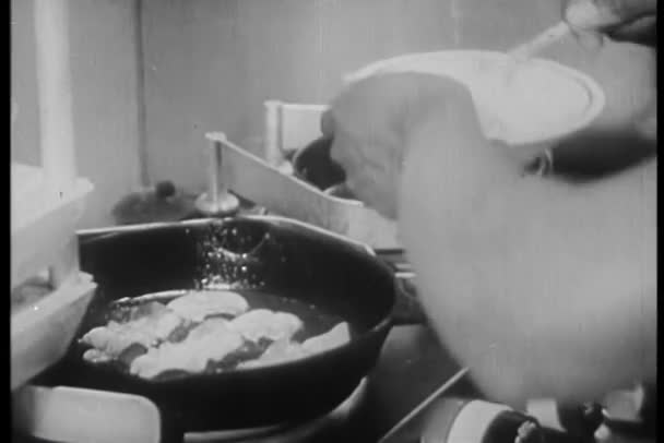 Μεγέθυνση Του Μάγειρα Προετοιμασία Μπέικον Και Αυγά Στο Φούρνο — Αρχείο Βίντεο