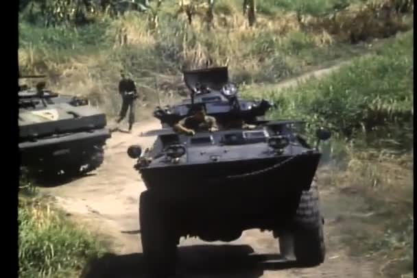 Tanques Militares Soldados Pie Avanzando Por Camino Tierra — Vídeo de stock