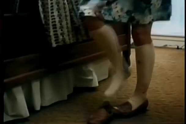 Μεγέθυνση Του Πόδια Της Γυναίκας Ενώ Αλλάζει Ρούχα — Αρχείο Βίντεο