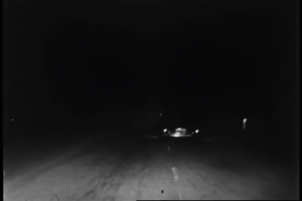 Ponto Vista Carro Seguindo Outro Carro Estrada Noite — Vídeo de Stock