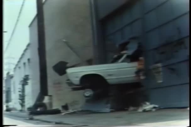 Voiture Blanche Traversant Mur Garage — Video
