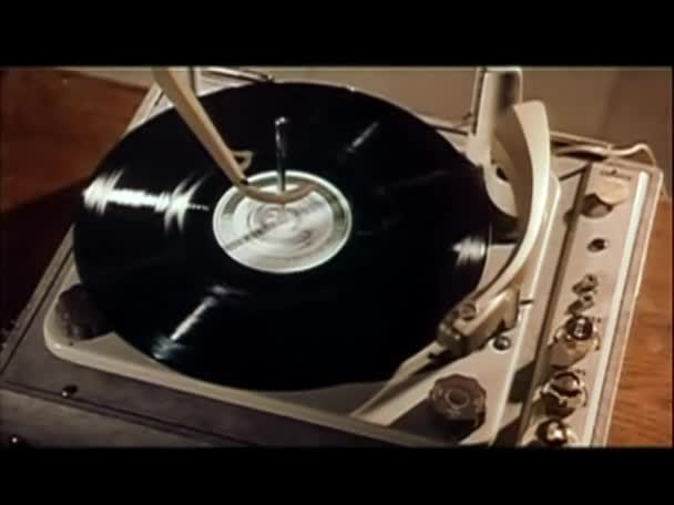 Hochwinkelaufnahme Des Plattendrehens Auf Plattenspieler 1960Er Jahre — Stockvideo