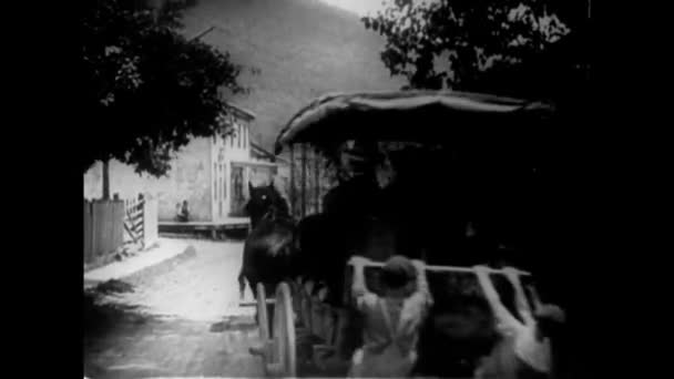 Barnen Hängde Till Baksidan Hästskjuts 1920 Talet — Stockvideo