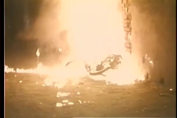 Uomo Sdraiato Bruciando Moto — Video Stock