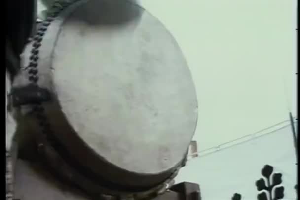 Medium Shot Man Sounding Drum Warning — Stock Video