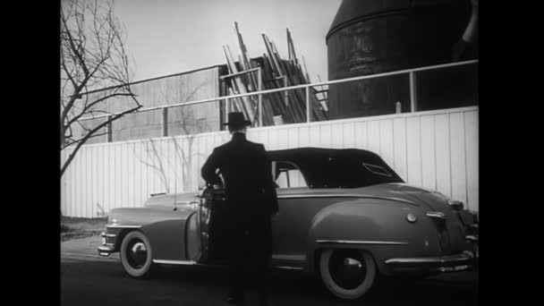 男人上了车 1940年代 — 图库视频影像