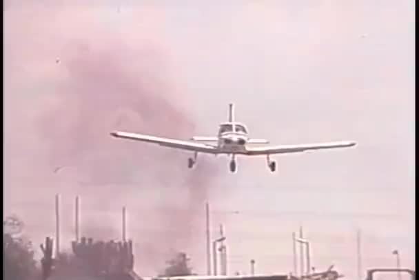 Küçük Uçak Ateşin Yanında Açılış — Stok video