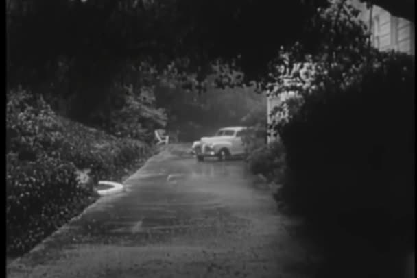1940 Talet Bil Stoppa Sidan Huset Regnet — Stockvideo