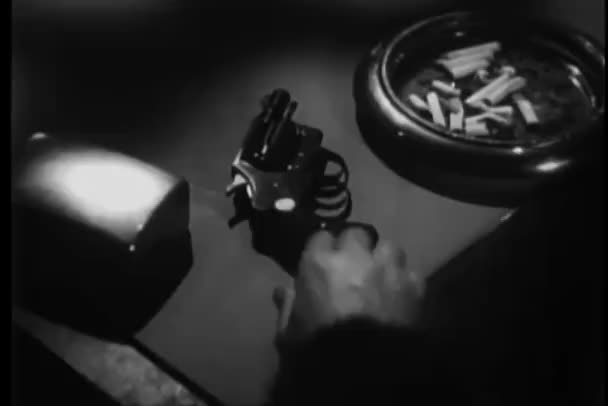 Человек Берущий Пистолет Стола — стоковое видео