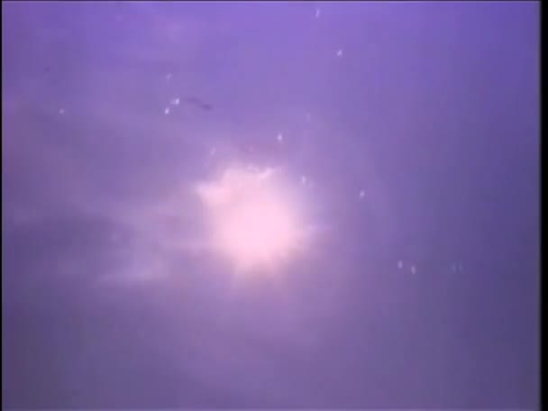 阳光反射在水面上 — 图库视频影像