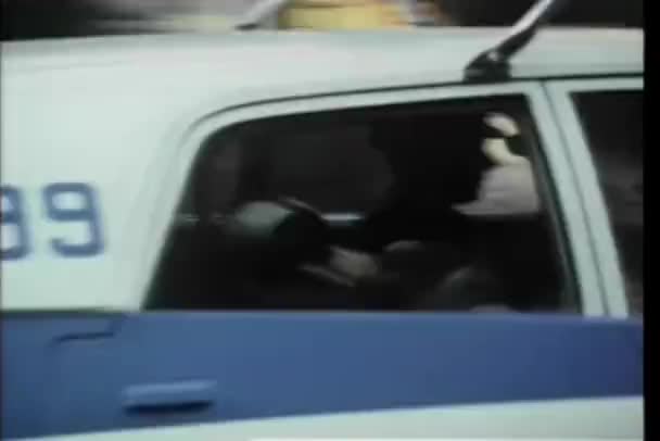 Sedmdesátých Let Policejní Auto Ulicemi New Yorku — Stock video