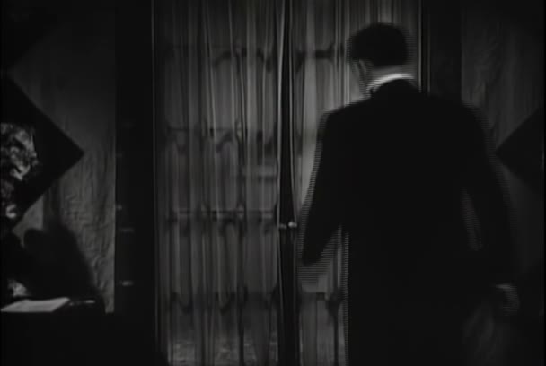 Visão Traseira Homem Abrindo Portas Francesas Casa 1930 — Vídeo de Stock