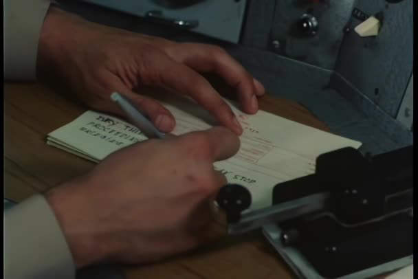 Primer Plano Las Manos Sacando Mensaje Código Morse — Vídeos de Stock
