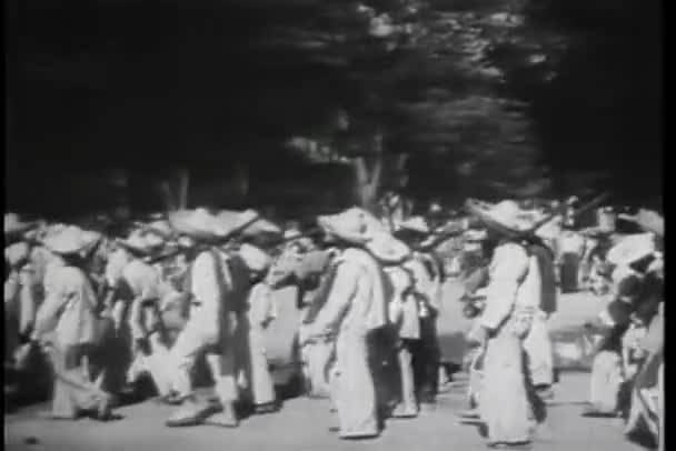 Revolucionários Mexicanos Marchando Pela Cidade — Vídeo de Stock