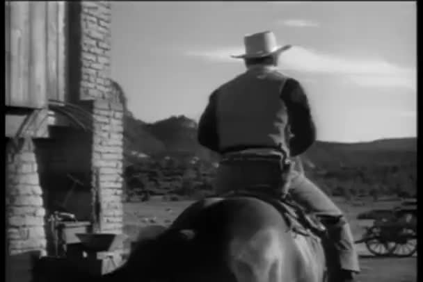 Rückansicht Eines Cowboys Der Richtung Berge Reitet — Stockvideo