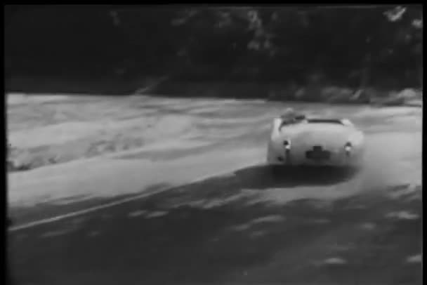 Δύο Αγώνες Σπορ Αυτοκίνητο Κάτω Επαρχιακό Δρόμο — Αρχείο Βίντεο