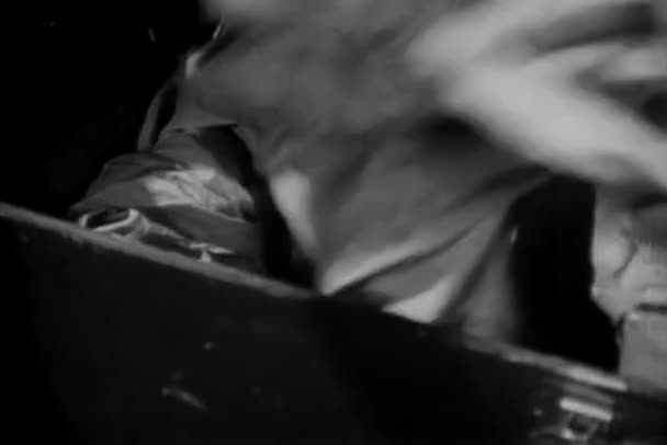 Mann Versteckt Gegenstand Unter Laken Werkzeugkiste 1940Er Jahre — Stockvideo